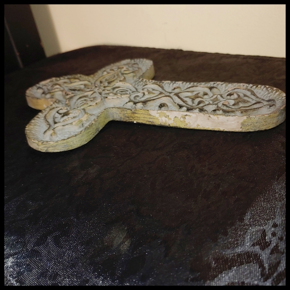 Elegant Gray Wall Cross Decor - Picture 4 of 4